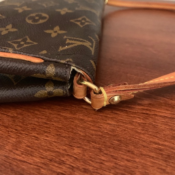Louis Vuitton Beverly Clutch - Picture 8 of 8